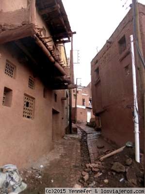 Arreglando calles de Abyaneh (Irán
Utilizan piedras irregulares y ladrillo del mismo color que las casas. El sistema no es muy occidental pero el resultado es magnífico.
