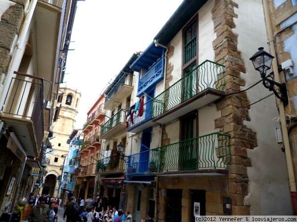Calle de Getaria (Guipuzcoa)
Calle principal de Getaria con sus típicas casas de pescadores pintadas de vivos colores y balcones de madera.
