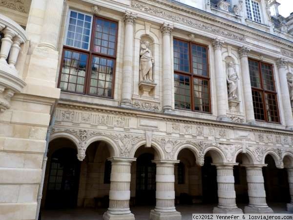 Otra vista del Ayuntamiento de La Rochelle
Fachada renacentista apoyada sobre gruesas columnas.- En ella se pueden ver las estatuas de cuatro mujeres que representan las virtudes cardinales: Justicia, Prudencia, Fortaleza y Templanza

