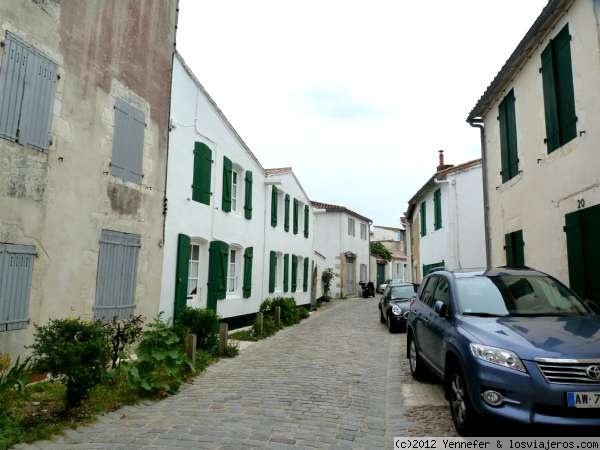 Calles de la isla de Re (Francia)
Calle de la Isla de Re con todas sus casas blancas y puertas y ventanas de vivos colores
