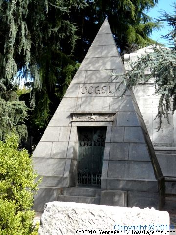 Tumba Cementerio Milán
A falta de Keops......
