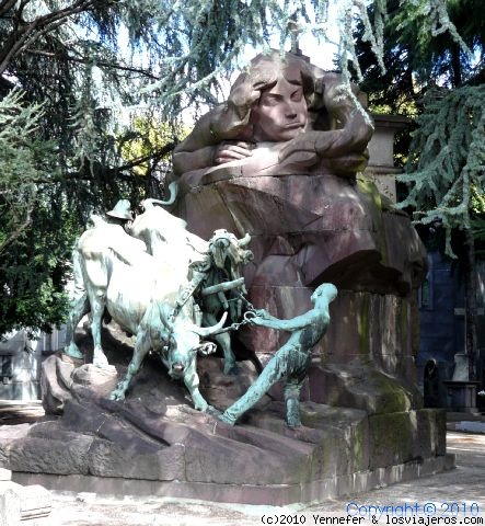 Cementerio Monumental de Milán
Elaborada escultura en una tumba del Cementerio Monumental de Milán
