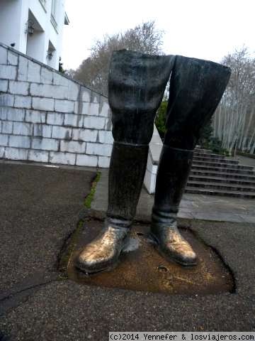 ENORMES BOTAS. Teheran (Irán)
Enormes botas, restos de una gran escultura, que adornan la entrada al palacio Niavarán.
