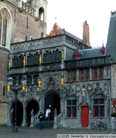 Basílica de la Santa Sangre (San Basilio). Brujas (Bélgica)
Basílica románica en la planta baja  y neogótica en la primera. conserva la reliquia de la Santa Sangre.
