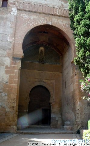 Puerta de la Justicia.- Granada
Puerta de la Justicia que da acceso a la Alhambra.-Según una leyenda, cuando la mano esculpida en la clave de su arco exterior toque la llave de su arco interior, o sea si la Alhambra cae, será porque ha llegado el fin del mundo
