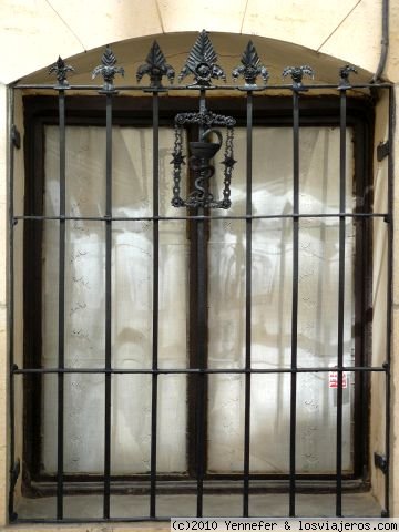 Botica siglo XVII.Peñaranda
Reja en una de las ventanas de la botica del xiglo XVII en Peñaranda de Duero
