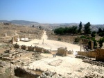 Plaza Oval y parte del Templo de Zeus.- Jerash