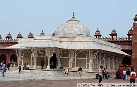 Tumba Sheikh Salim en Fatehpur Sikri
Mausoleo construido por Akbar en memoria del santo sufi.-Es toda de mármol blanco con una cúpula central donde se encuentra la tumba.- Las tallas del mármol son tan perfectas que parece marfil.-

