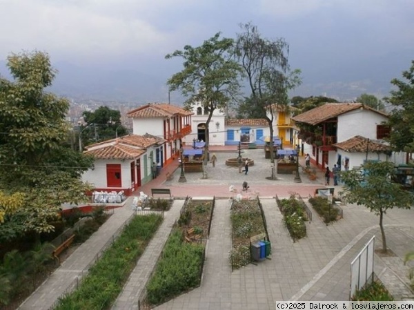 Pueblito Paisa.
Hace unos años, antes que los comercios lo dejaran imposible de disfrutar.
