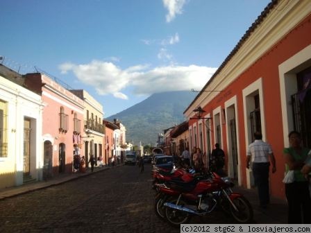 ANTIGUA
Una de las calles de Antigua, con vista al volcán Pacaya
