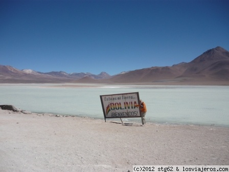 LAGUNA BLANCA - BOLIVIA
Está dentro de la Reserva Nacional de Fauna Andina, en el suroeste de Bolivia, departamento de Potosí. Presenta un color blancuzco debido al alto contenido de minerales.
