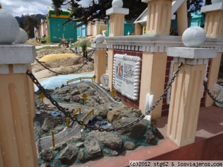 CEMENTERIO DE CHICHICASTENANGO
Una tumba muy curiosa, tiene como un escalectri
