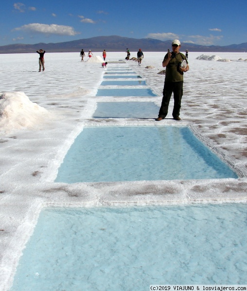 en Salinas Grandes
Salinas Grandes es la denominación de un salar limítrofe de las provincias argentinas de Salta y Jujuy, ubicado en el Altiplano, en el norte Argentino.
