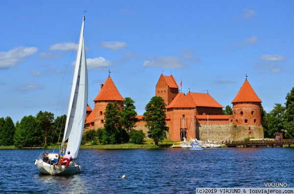 LAGO en TRAKAI
Trakai es una ciudad de Lituania, una parte de Trakai forma parte del territorio del Parque Histórico Nacional Trakai,
