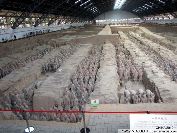 Xi´An
Los Guerreros de terracota son un conjunto de más de 8000 figuras de guerreros y caballos de terracota a tamaño real, que fueron enterradas cerca del autoproclamado primer emperador de China de la Dinastía Qin, Qin Shi Huang
