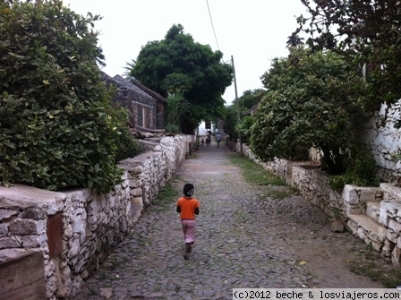 Rua Banana - Cidade Velha
Esta es la calle más antigua de la primera capital de Cabo Verde, Cidade Velha. Es una calle asfaltada con adoquines y con sus casitas cada una con su pequeño patio, en el que suelesn estar plantados bananeros.
