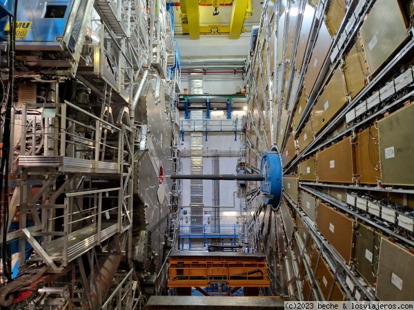 Experimento ATLAS - CERN
Interior del experimento ASTLAS para la detección de las partículas resultantes de la colisión de neutrones. En este detector se descubrió el Bossom de Higgs
