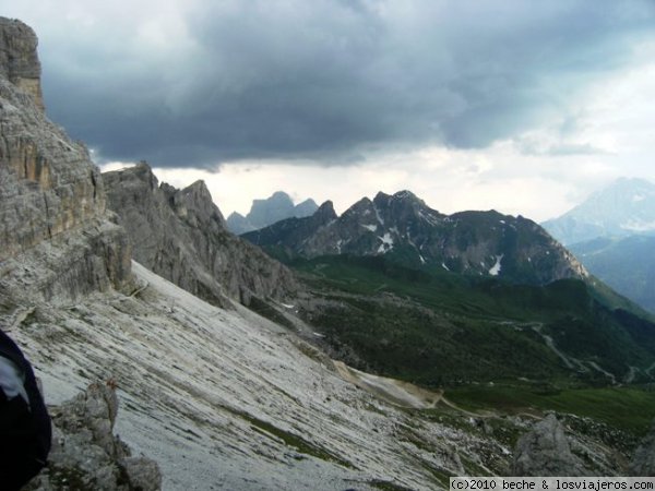 Dolomitas. El Paso Giau desde el Col Gallina.
Imagen tomd desde el Col Gallina, en el que se ve el Paso Giau y el Col de Formín. A la izquierda se puede ver el Refugio Nuvolau, a 2500 m de altura.
