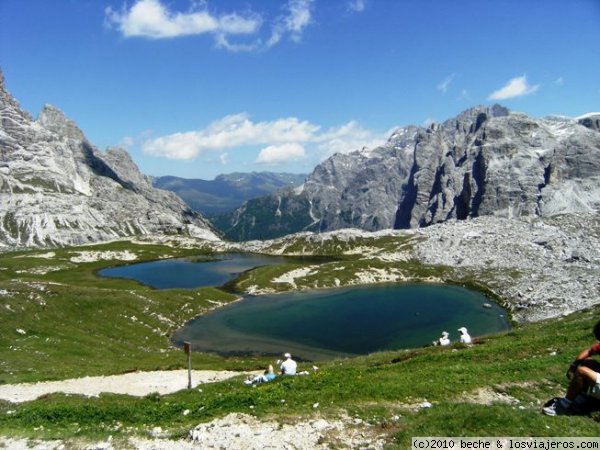 Dolomitas. Vista desde el Refugio Locatelli.
Vista de unas lagunas glaciares desde el refugio Locatelli, a 2460 m. Al fondo Austria.
