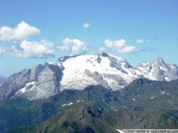Dolomitas - La Marmolada.
Vista de la montaña Marmolada. Cubierta de nieve en Julio. Foto tomada desde el mirador del Paso Falzarego, cerca de Cortina D'Ampezzo.
