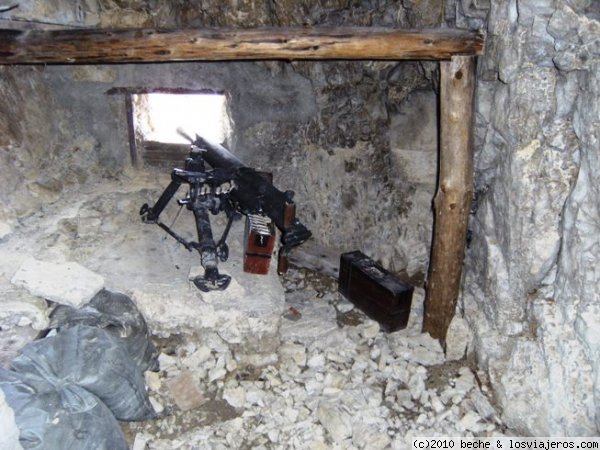 Dolomitas. Las fortificaciones en Paso Falzarego.
En lla 1ª Gran Grerra los Dolomitas fueron un campo de batalla en el que libraron cruentos combates  las tropas austríacas y las italianas. En el paso Falzarego se construyeron kilómetros de trincheras y túneles . Las condiciones eran durísimas y murieron miles de soldados.
