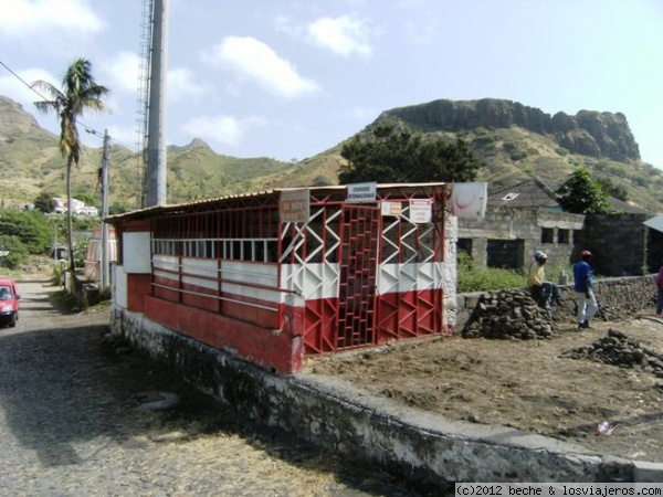 Kiosco Sâo Domingos - Cabo Verde
Aunque por su tamaño no lo parece, se sirven desayunos, almuerzos y cenas, es locutorio, y recarga de móviles; además se hacen llamadas internacionales.
