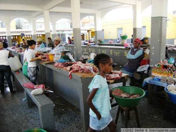Mercado de Assomada - Cabo Verde
Imagen del mercado de Assomada, en la isla de Santiago. ¿Os atreveríais a comprar esa carne?
