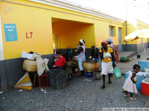 Mercado de Assomada - Cabo Verde
Imagen del mercado de Assomada, en la isla de Santiago. Y la chiquitina barriendo...
