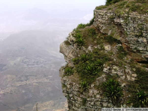 Perfil en Monte Verde - Cabo Verde
Las rocas y los sisales forman la silueta de un viejo desdentado. Esta foto está tomada en la cima del Monte Verde, en la isla de San Vicente.
