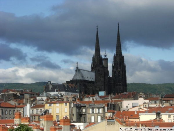Catedral de Clermont Ferrand
Vista de los tejados de Clermont Ferrand con la catedral dominando el perfil de la ciudad.
