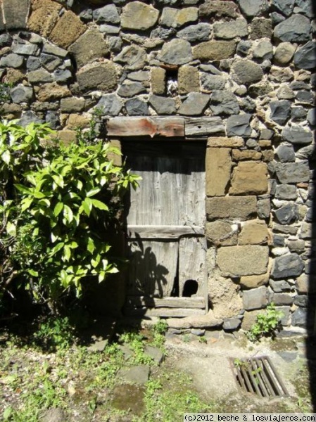 Puerta en Chanteuges - Auvernia
Curiosa foto de una puerta con gatera en el monasterio de Chanteuges. Me llamó la atención que el dintel es de madera.
Puerta en Chanteuges - Auvernia
Curiosa foto de una puerta con gatera en el monasterio de Chanteuges. Me llamó la atención que el dintel es de madera.