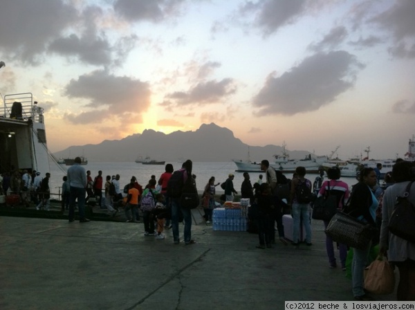 Puesta de sol en Mindelo
Bajando del ferry de regreso de Santo Antâo. Al fondo puede verse la puesta de sol sobre el Monte Cara, llamado así porque es el perfil perfecto de una cara humana.
