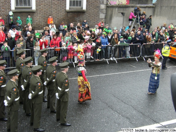 St. Patrick's Day
St. Patrick's Day Festival 2015, Dublín (Fiesta Nacional de Irlanda). Las animadoras fotografiándose con el pelotón de militares que abría el desfile.
