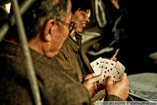 Partida de cartas en el tren.
Mucha vida en los trenes. Aquí, en segunda clase.
