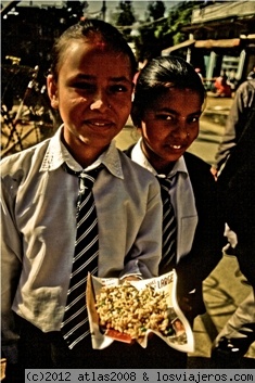 Retrato niñas en Nagarkot.
A la salida de la escuela, los niños iban a comer una mezcla de arroz inflado con chile, especias y lima.
