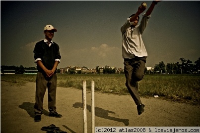 Cricket en Kathmandu.
En un parque cerca de la plaza Durbar, los adolescentes aprovechan para organizar partidos de cricket.
