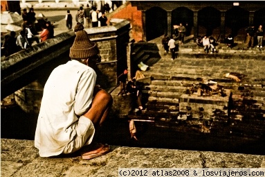 Observando las cremaciones. Templo de Pashupatinath.
En el templo hindú de Pashupatinath, un hombre observa las cremaciones en los Ghats.
