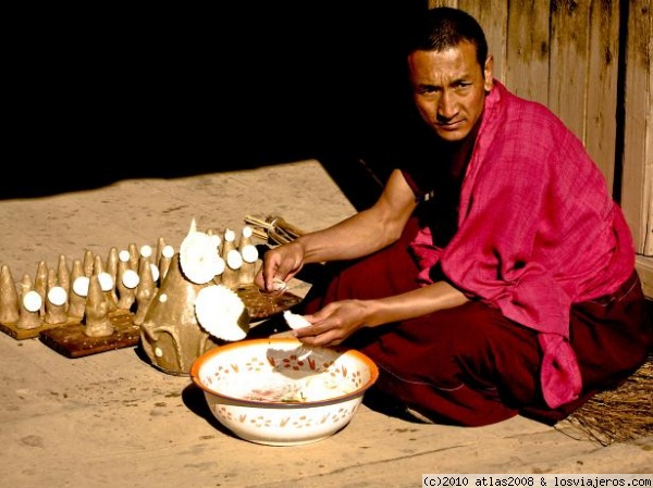 Xiahe.
Monasterio de Labrang, preparando las ofrendas con mantequilla de yak.
