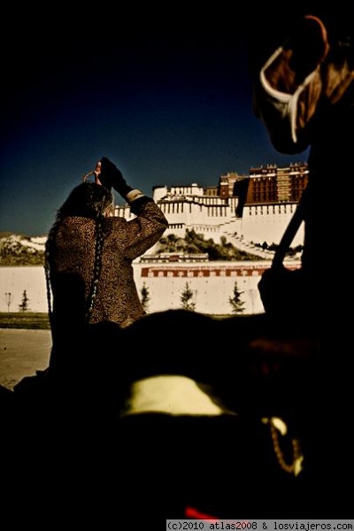 Palacio del Potala, Lhasa. Tíbet.
Rezando ante el Palacio.
