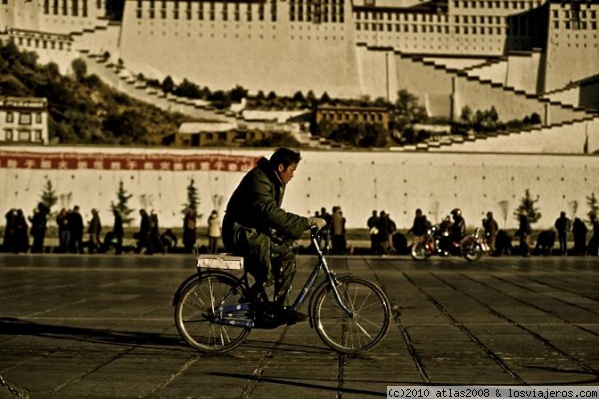 Palacio del Potala, Lhasa. Tíbet.
Soldado chino en bici.
