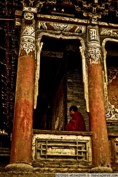 Monasterio de Ta Er Si, cerca de Xining.
Un monje entre las columnbas de unos de los templos.
