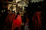 Templo de Pashupatinath, mujeres.
Nepal