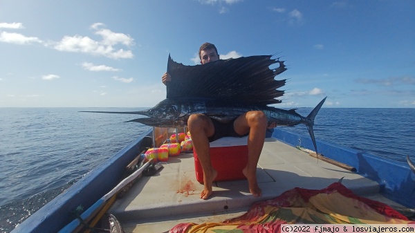 Con el pez vela
Pesaría más de cien kilógramos
