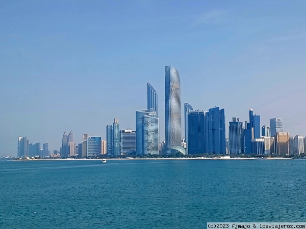 Corniche
Sky line de Abu Dhabi
