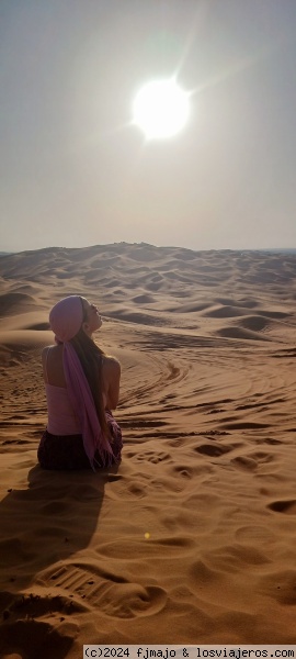 Contemplando el atardecer en el desierto
Una de las cosas que hay que  hacer una vez en la vida
