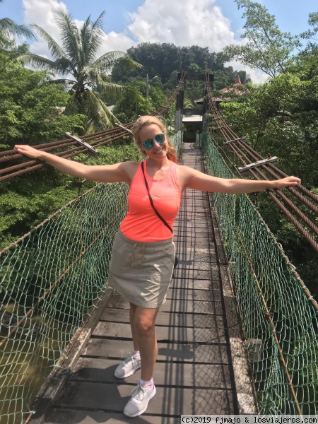 Puente colgante en Borneo
Precioso pueblo en la selva de Borneo
