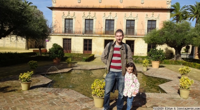 Opiniones Tapeo Comer Jerez Frontera en Andalucía: Alcázar de Jerez con el palacio de Villavicencio