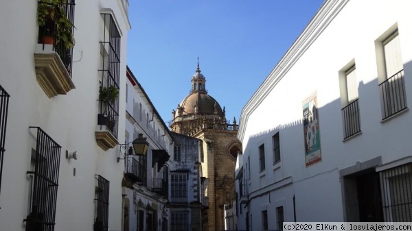 Callejuela de Jerez de la Frontera con catedral en el fondo
Callejuela de Jerez de la Frontera con catedral en el fondo
