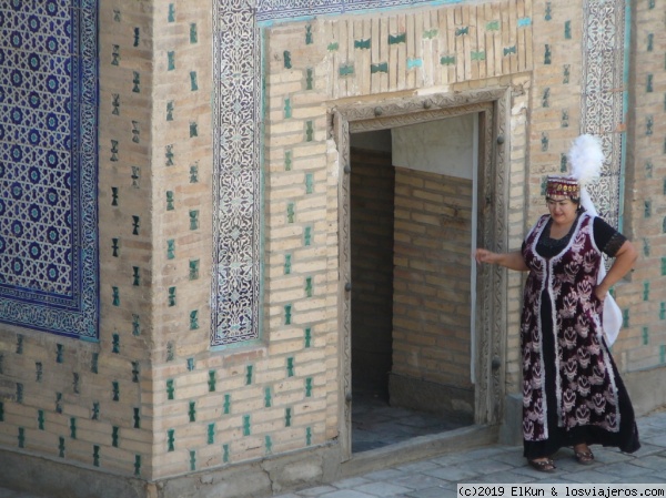 Mujer con ropa tradicional
Mujer con ropa tradicional
