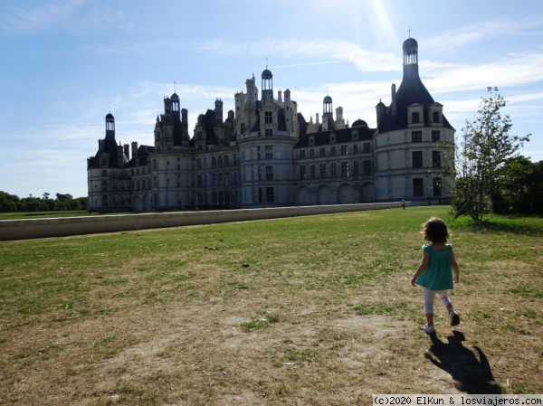 Lara andando hacia el castillo de Chambord
Lara andando hacia el castillo de Chambord
